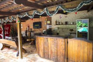 a restaurant with a bar in a room at Pousada Rancho do João in Pirenópolis
