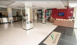 un vestíbulo con una señal en el piso de un edificio en Apartamento no Aguas da Serra TOP, en Rio Quente 44 fotos más