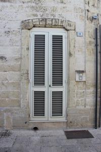 a window with blinds on the side of a building at Casa Assuntina in Acaya