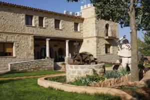 un edificio con una estatua de un perro delante de él en Casa Rural Galatea especial Grupos, en Ossa de Montiel