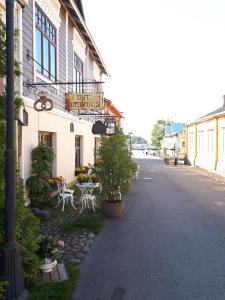 uma rua com um edifício com um sinal para um café em Hotel Villa Antonius em Naantali