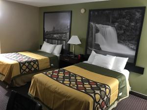 Postel nebo postele na pokoji v ubytování Super 8 by Wyndham Miamisburg Dayton S Area OH