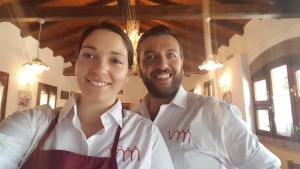 Un uomo e una donna che posano per una foto di Agriturismo Villa Mocenigo a Mirano