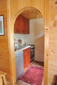 Kuchyň nebo kuchyňský kout v ubytování Chalet Escapade with Sauna