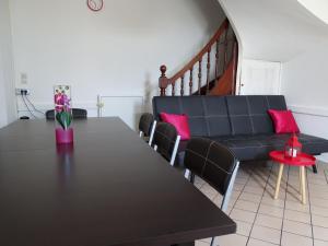 sala de estar con mesa y sofá en Hébergement Paquebot de Rêve, en Saint-Nazaire