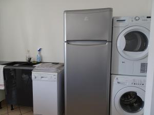 een keuken met een koelkast en een wasmachine bij Hébergement Paquebot de Rêve in Saint-Nazaire