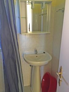 een badkamer met een wastafel en een spiegel bij Acapoulco apartments in Anaxos
