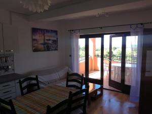 sala de estar con sofá, mesa y comedor en Apartment Rojnic en Galižana