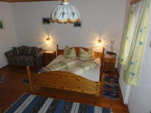 ein Schlafzimmer mit einem großen Bett mit Kissen darauf in der Unterkunft Maglanderhof in Unterlamm