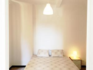 ein Bett mit zwei Kissen in einem Zimmer in der Unterkunft Miramare Apartment Genova in Genua