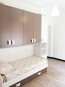 ジェノヴァにあるMiramare Apartment Genovaの小さなベッドルーム(キャビネット付きベッド1台付)
