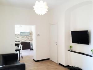 ジェノヴァにあるMiramare Apartment Genovaのリビングルーム(壁に薄型テレビ付)