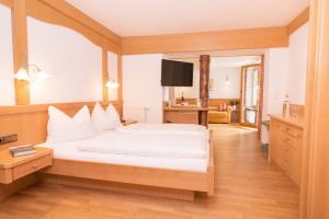 Rúm í herbergi á Hotel Alte Krone