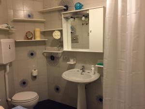 マリーナ・ディ・カスタニェート・カルドゥッチにあるBlue Suiteのバスルーム(洗面台、トイレ、鏡付)