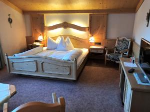Łóżko lub łóżka w pokoju w obiekcie Hotel Alpenrose