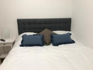 Ένα ή περισσότερα κρεβάτια σε δωμάτιο στο Reef's Place +9 φωτογραφίες