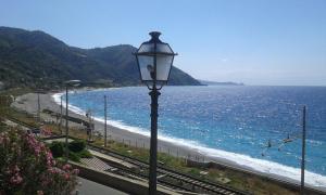 ジョイオーザ・マレーアにあるCasa Vacanze Gioiosa Mareaの海沿いのビーチの横の通り灯り