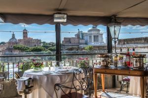 un tavolo con vista sulla città dell'arte teatrale di Hotel Forum a Roma