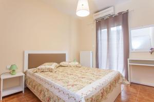 a bedroom with a bed and a window at Vafkeri Apartments in Vavkerí