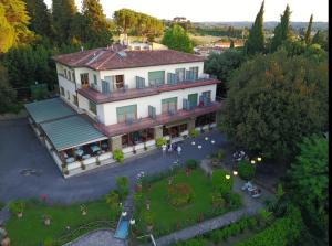 una vista aérea de una casa grande con patio en Villa Belvedere, en Florencia