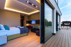 梅彻林基Przystań Mechelinki- Marina Del Mar的一间卧室，里面有一张床和一扇推拉玻璃门