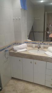 y baño con lavabo y espejo. en Apartamento Córdoba Mezquita, en Córdoba