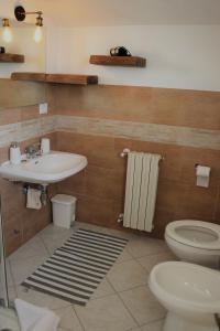a bathroom with a sink and a toilet at Villa Gandamar in Santa Teresa Gallura