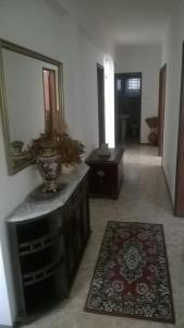 - un salon avec une commode et un miroir dans l'établissement Casa de Campo São Bernardo, à Penalva do Castelo