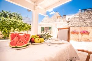 una mesa con dos tazones de fruta. en Astra, en Alberobello