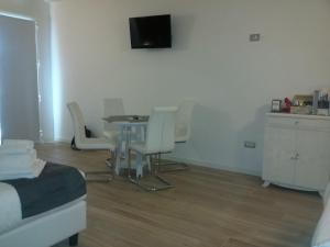 A television and/or entertainment centre at B&B Emozioni e Relax