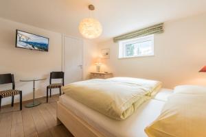 ein Schlafzimmer mit einem Bett und einem Tisch und Stühlen in der Unterkunft Haus Kissel in Saalbach-Hinterglemm