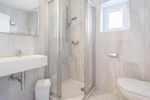 ein Badezimmer mit Dusche, Toilette und Waschbecken in der Unterkunft Haus Kissel in Saalbach-Hinterglemm