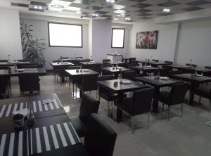 Restoran või mõni muu söögikoht majutusasutuses Nap Oviedo