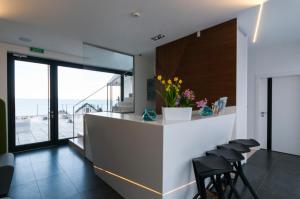 梅彻林基Przystań Mechelinki- Marina Del Mar的配有椅子和可欣赏美景的柜台的厨房 更多117张照片