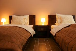 A bed or beds in a room at Maya Panzio-Rezidencia