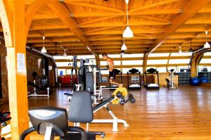 Un homme faisant un tour dans une salle de sport dans l'établissement El Pueblo Tamlelt, à Agadir