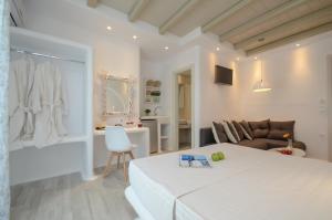 Televízia a/alebo spoločenská miestnosť v ubytovaní Naxian Spirit Suites & Apartments