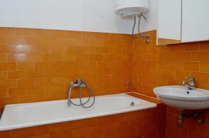 een badkamer met een ligbad en een wastafel bij Braavos in Šibenik +15 foto's