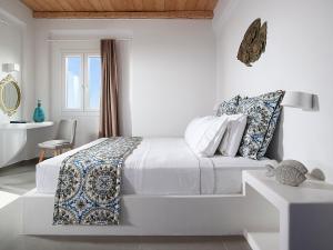 A bed or beds in a room at Lithos Luxury Rooms (Adults Only)