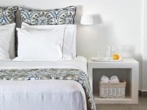 A bed or beds in a room at Lithos Luxury Rooms (Adults Only)