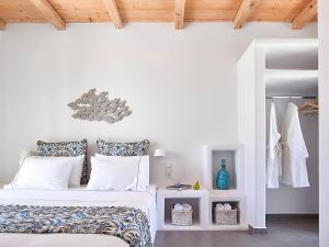 A bed or beds in a room at Lithos Luxury Rooms (Adults Only)