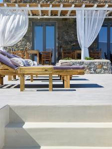 A seating area at Lithos Luxury Rooms (Adults Only)