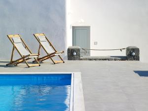 The swimming pool at or close to Lithos Luxury Rooms (Adults Only)
