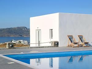 The swimming pool at or close to Lithos Luxury Rooms (Adults Only)