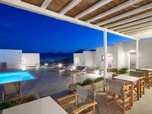 Bazén v ubytování Lithos Luxury Rooms (Adults Only) nebo v jeho okolí + 37 fotografií