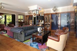 A seating area at Les Rocquettes Hotel