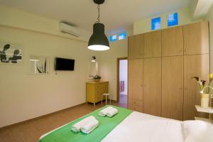 パノルモス・レティムノにあるCastello Di Portoのベッドルーム1室(大型ベッド1台、タオル2枚付)