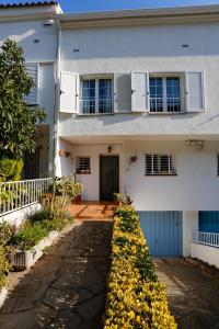 una casa blanca con una pasarela delante de ella en La Marina, casa en playa San Pol de Mar, Barcelona en San Pol de Mar