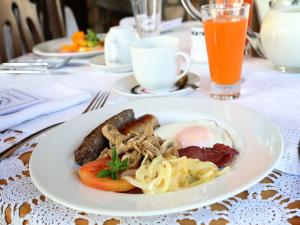 une assiette de nourriture avec des saucisses et des pâtes sur une table dans l'établissement Skeiding Guest Farm, à Heidelberg