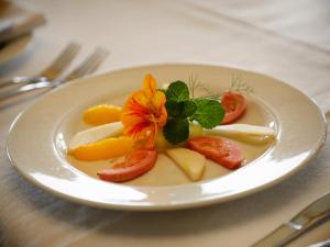 une assiette de nourriture avec des fruits sur une table dans l'établissement Skeiding Guest Farm, à Heidelberg